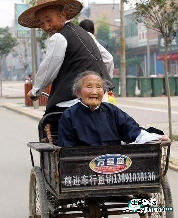 70岁儿子拉91岁母亲逛街.jpg
