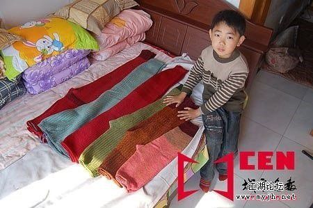 患了骨癌的妈妈在去世前为儿子织完了25岁前所有的毛裤.jpg