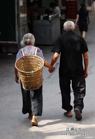 最羡慕老一辈的爱情 总是携手走完一生不离不弃.jpg