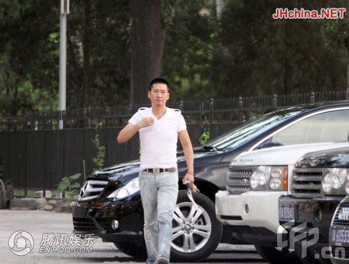 警方证实周杰是奔驰车主 车祸前与朋友聚餐(图)