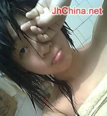 呵呵  这张好像是在洗澡的时候照的哦~~