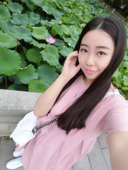偷偷的。